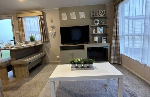 Selsey House | Family-Friendly 8 Berth Caravan at Seal Bay Resort