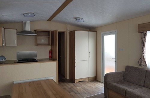 Brean House | Family-Friendly 8 Berth Caravan with Enclosed Garden and Pool