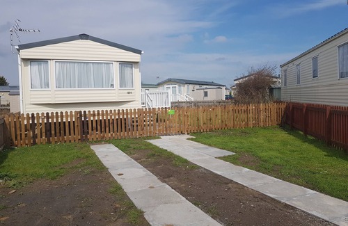 Brean House | Family-Friendly 8 Berth Caravan with Enclosed Garden and Pool