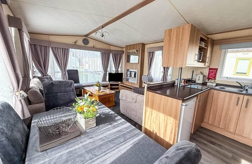 Louth House | Family-Friendly 8 Berth Caravan with WiFi at Sunnydale Park