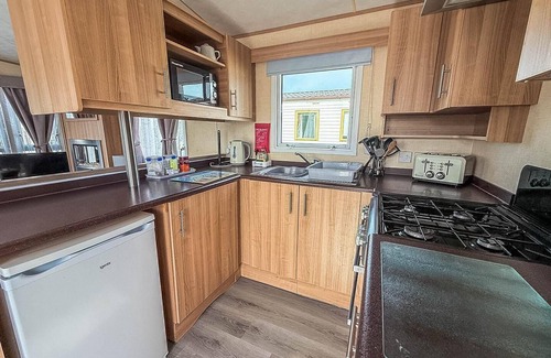 Louth House | Family-Friendly 8 Berth Caravan with WiFi at Sunnydale Park