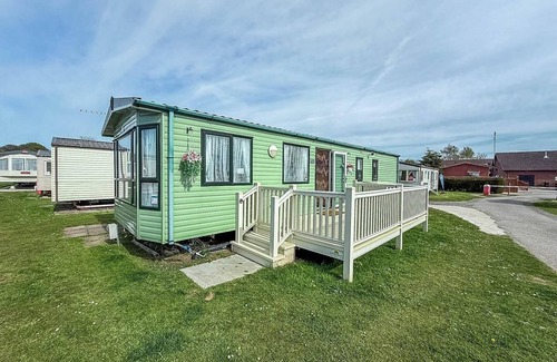Louth House | Family-Friendly 8 Berth Caravan with WiFi at Sunnydale Park
