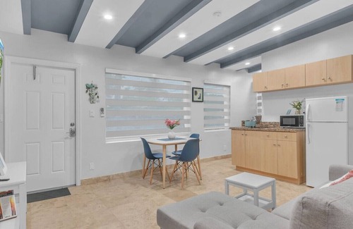 Lauderdale-by-the-Sea Apartment | 8 - Deluxe Oceanside King Suite