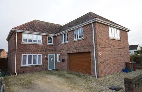Epworth House | Pet-Friendly Retreat: 5 Bedroom House with 8 Double Beds