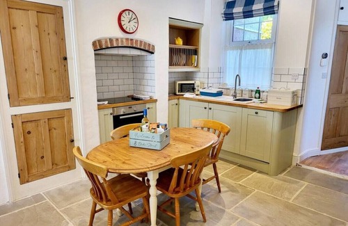Launceston Cottage | Charming Cottage with Unique Features and Family Amenities