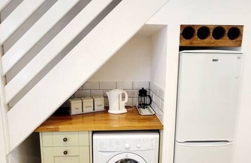 Launceston Cottage | Charming Cottage with Unique Features and Family Amenities