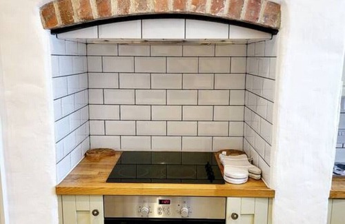 Launceston Cottage | Charming Cottage with Unique Features and Family Amenities
