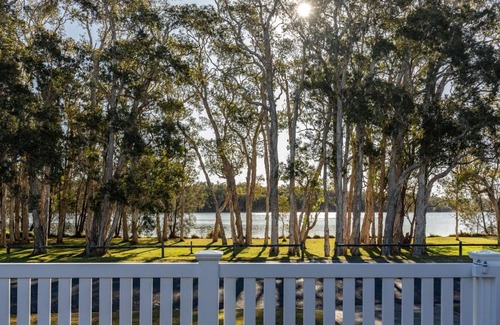 Forster House | Family-Friendly Getaway at 8 Elizabeth Parade Hotel