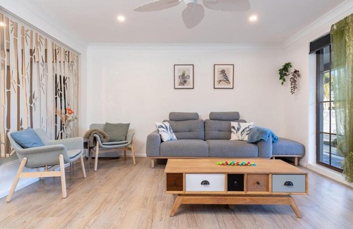 Forster House | Family-Friendly Getaway at 8 Elizabeth Parade Hotel