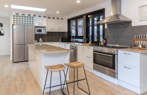 Forster House | Top-Rated 8 Elizabeth Parade: Lake View & Family Friendly