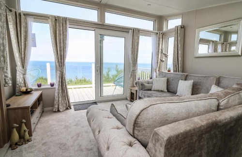 New Quay House | Experience 8 Harbour View: Premier Stay with Ocean Pool