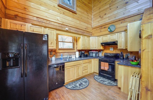 Apple Ridge Cabin | Rustic Cabin Retreat with 22 Acres Near Blowing Rock