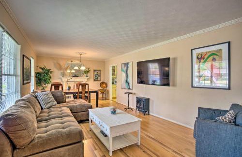 Garland House | Relaxing Creekside Retreat with Patio Near Dallas