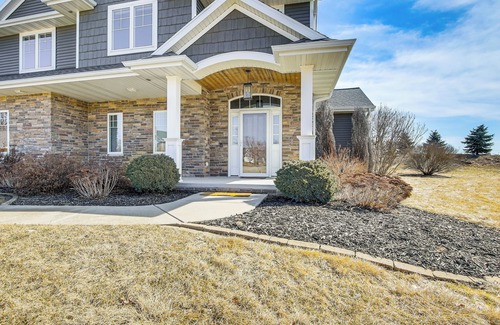 De Pere Cottage | 8 Mi to Lambeau Field: Family Home in De Pere!