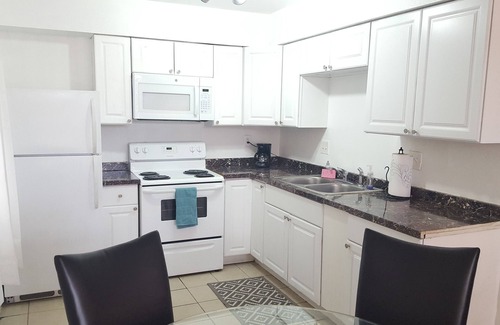 Winchester Apartment | Convenient Stay 8 Min to the Strip with Kitchen Access