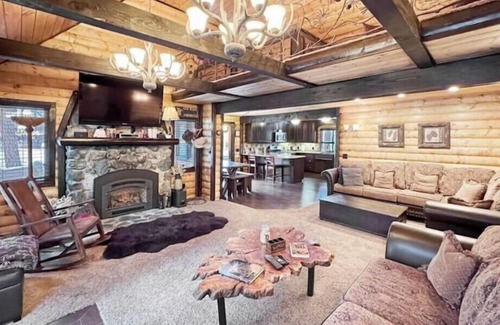 Wrightwood Cabin | 8 min walk to village,Cozy, heater,A.C, fireplace, 5 min drive to mountain high