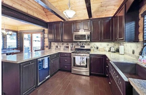 Wrightwood Cabin | 8 min walk to village,Cozy, heater,A.C, fireplace, 5 min drive to mountain high