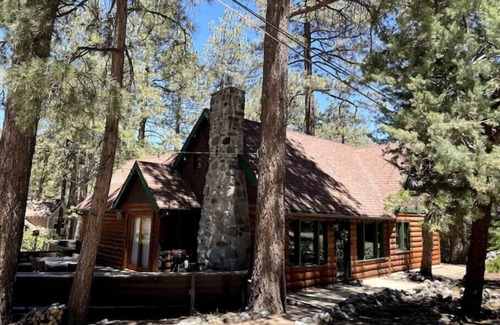 Wrightwood Cabin | 8 min walk to village,Cozy, heater,A.C, fireplace, 5 min drive to mountain high
