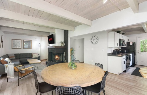 West Dover Ski Chalet | Ideal Getaway: Hot Tub, Fire Pit & Pet Friendly Retreat