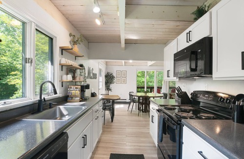 West Dover Ski Chalet | Ideal Getaway: Hot Tub, Fire Pit & Pet Friendly Retreat