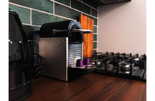 Le Kremlin-Bicetre Apartment | Modern 8-People Hotel in Paris - Near Metro & Free WiFi