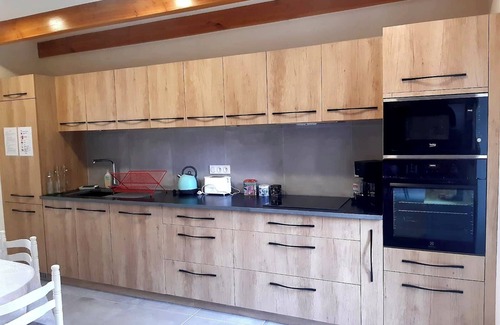 Lanuejouls House | Nature Retreat: 8-Person Gîte with Pool & Spa Amenities