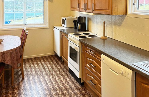 Silda House | Spacious 8-Person Holiday Home with Ocean View in Flatraket