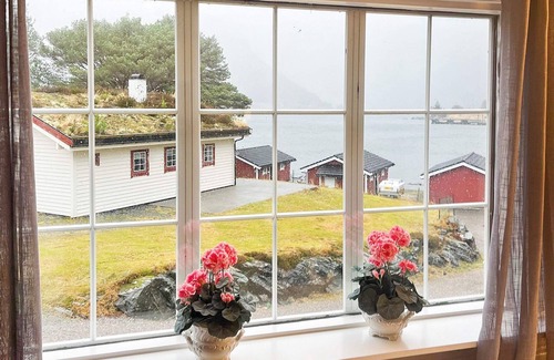 Silda House | Spacious 8-Person Holiday Home with Ocean View in Flatraket
