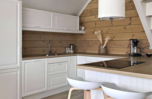 Bomlo House | Seaside Retreat: 8-Person Home in Urangsvåg with Views