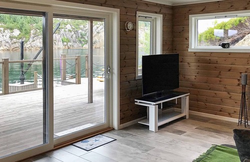 Bomlo House | Seaside Retreat: 8-Person Home in Urangsvåg with Views