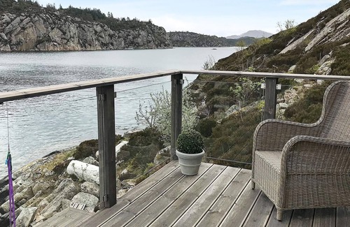 Bomlo House | Seaside Retreat: 8-Person Home in Urangsvåg with Views