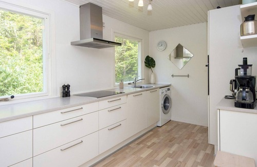 Handrup Strand House | Ideal 8-Person Holiday Home in Ebeltoft with Breakfast