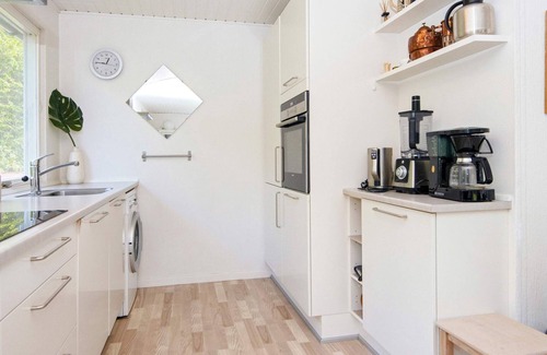 Handrup Strand House | Ideal 8-Person Holiday Home in Ebeltoft with Breakfast