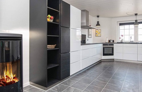 Thyboron House | Spacious 8-Person Holiday Home in Thyborøn with Ocean View