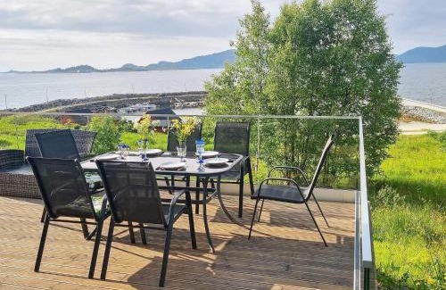 Stadlandet House | Family Haven: 8-Person Holiday Home in Åram