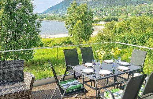 Stadlandet House | Family Haven: 8-Person Holiday Home in Åram