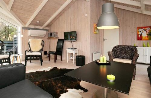 Aalbaek House | Ideal 8-Person Holiday Home with Hot Tub in lb k
