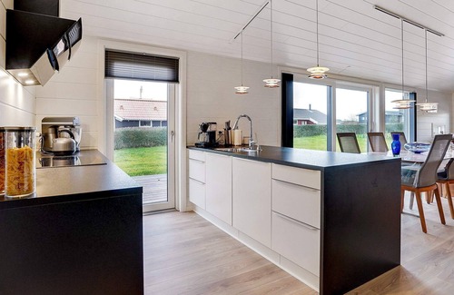 Hejlsminde Strand House | Spacious 8-Person Holiday Home in Hejls with Hot Tub