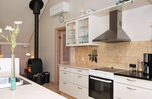 Bork Havn House | Spacious 8-Person Holiday Home in Hemmet with Breakfast