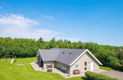 Bork Havn House | Spacious 8-Person Holiday Home in Hemmet with Breakfast