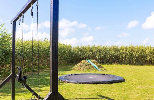 Nr. Lyngby House | Spacious 8-Person Holiday Home in Pet-Friendly Løkken