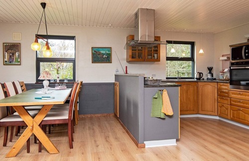Havneby House | Ideal 8-Person Holiday Home in Rømø with Breakfast & Kitchen