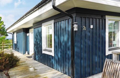 Henan House | Ideal 8-Person Holiday Home in Hen: Pet & Child Friendly