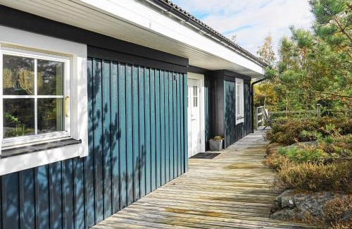 Henan House | Ideal 8-Person Holiday Home in Hen: Pet & Child Friendly