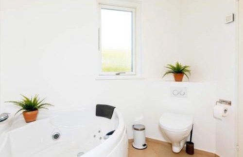 Nr. Lyngby House | Spacious 8-Person Holiday Home in Løkken - Pet Friendly