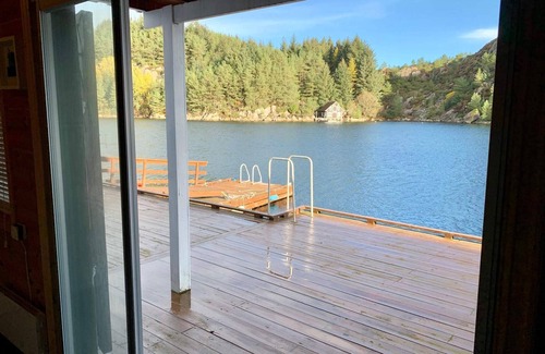 Bomlo House | Oceanfront Holiday Home for 8 in Urangsvåg - Top Rated!