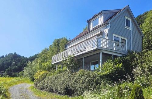 Hyllestad House | Family-Friendly Retreat at Holiday Home Sørbøvåg III