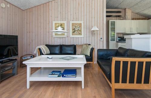 Sønder Nissum House | Spacious 8-Person Holiday Home in Ulfborg - Family Friendly