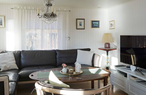 Brastad House | Ideal 8-Person Holiday Home with Oceanfront Views in Brastad