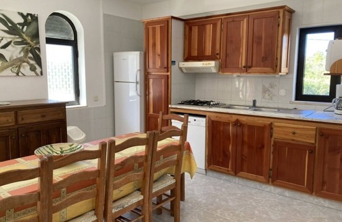 Ferragudo House | Idyllic Semi-Detached Villa for 8 with Ocean View & Pool